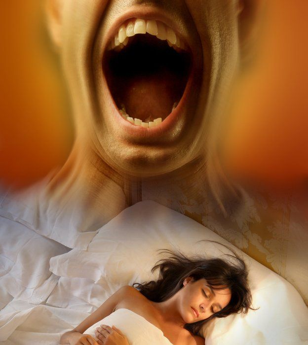 Mujer dormida con presencia amenazadora
