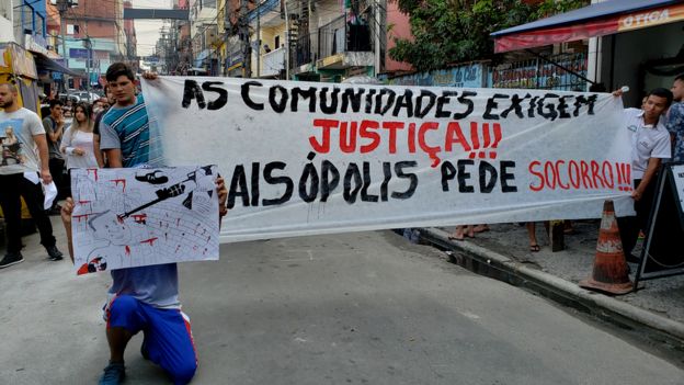 Manifestantes durante protesto na favela de Paraisópolis