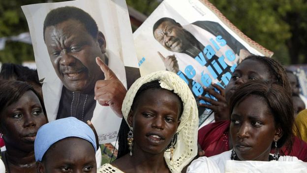Des portraits de Cheikh Bethio Thioune tenus par ses fidèles, lors d'un rassemblement à Thiès (à 70 km à l'est de Dakar).