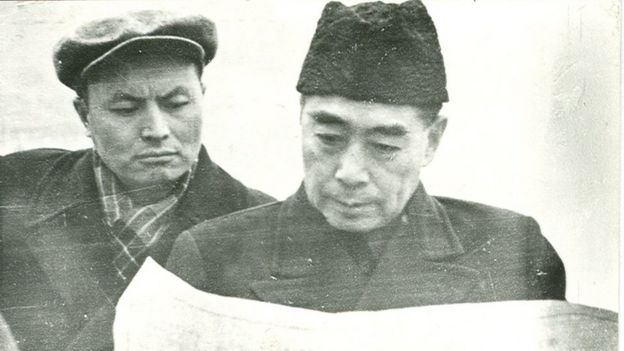 1958年3月，李锐陪同周恩来查勘三峡坝址