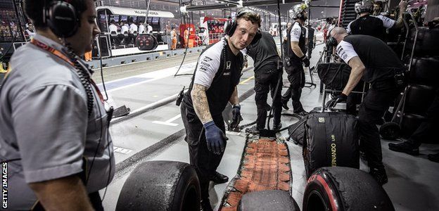 Pirelli - McLaren pit crew
