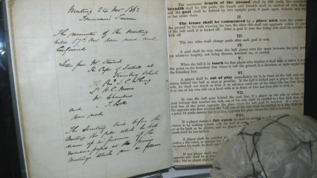 Lista de regras, escrita à mão por Morley, em exposição no National Football Museum, em Manchester