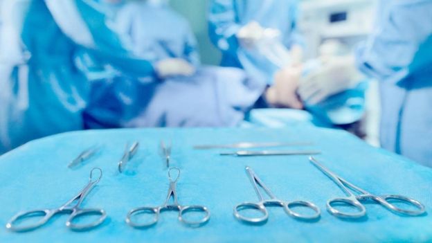 مجموعة أدوات طبية وعدد من الأطباء في غرفة عمليات