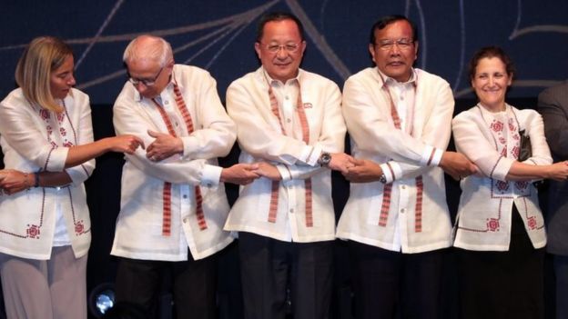 El ministro de Relaciones Exteriores de Corea del Norte (centro) junto a otros ministros de otros países en Manila.