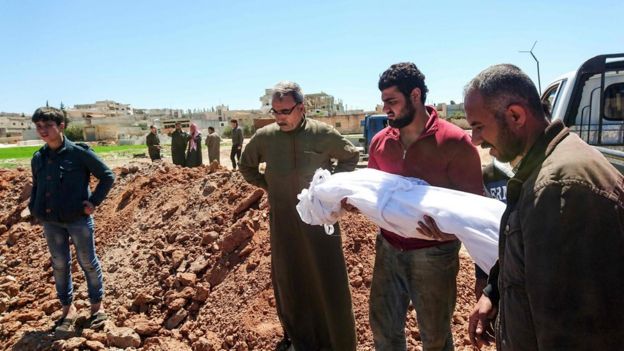 Syrians bury the bodies of victims of a a suspected chemical attack in Khan Sheikhoun (5 April 2017)