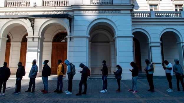 Colas en Santiago de Chile para pedir información