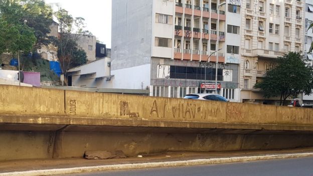 Pessoa dormindo embaixo do Viaduto Nove de Julho em São Paulo