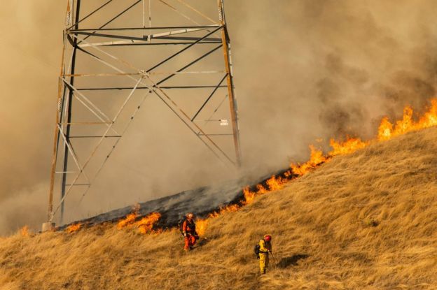 Bombero en el incendio Kincade de California.