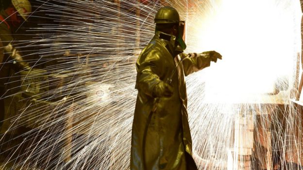 Trabajador en una fábrica de acero.