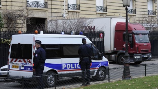 Un camión de la policía francesa investiga la mansión de "Teodorín" Obiang en la avenida Foch de París.