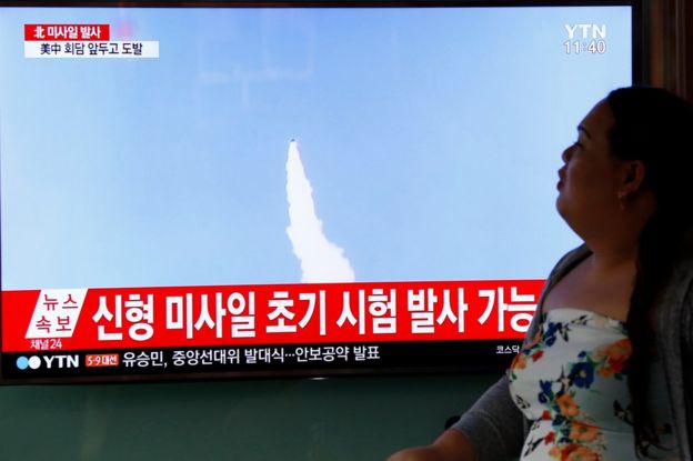 Mujer surcoreana observa un noticiero de televisión en Seúl que muestra un misil norcoreano el 15 de abril de 2017