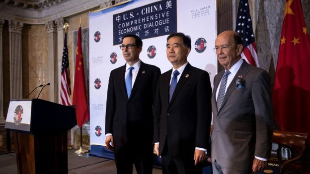 ABD Hazine Bakanı Steven Mnuchin (solda), Çin Başbakan Yardımcısı Wang Yang (ortada) ve ABD Ticaret Bakanı Wilbur Ross (sağda) Haziran 19, 2017, Washington, DC.