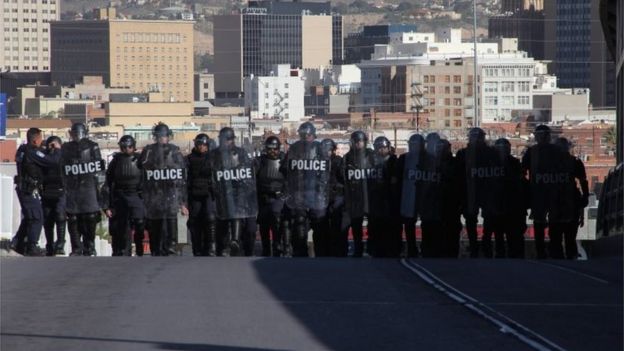 Policías de EE.UU. en la frontera de El Paso