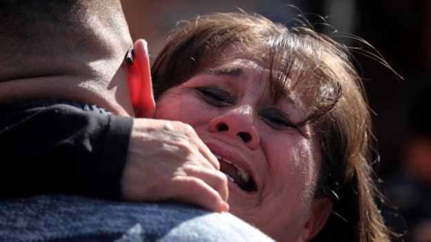 Una mujer abraza a un hombre en la apertura de la frontera