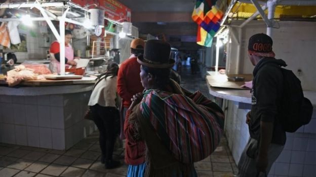 Personas en un mercado de La Paz