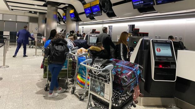 Brasileiros esperam para fazer check-in em aeroporto