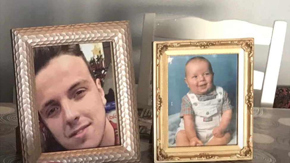 Tiernan de adolescente y de bebé en un retrato familiar.