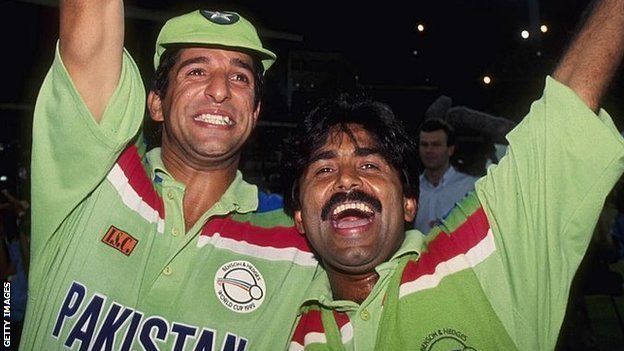 Javed Miandad (right) with captain Imran Khan (left)