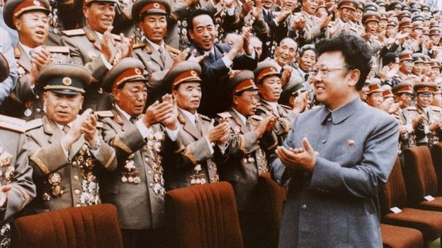 Kim Jong-il junto a militares norte-coreanos