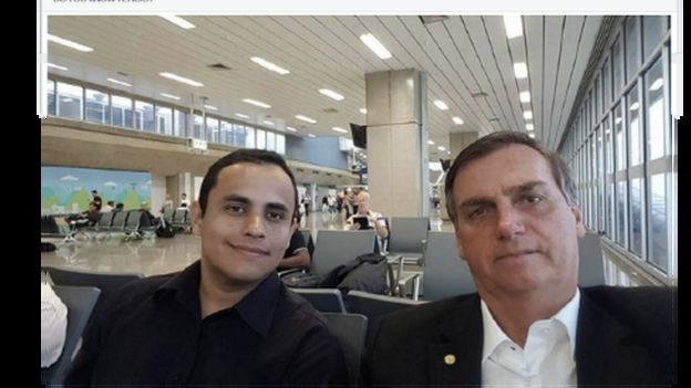 Tercio Arnaud e Jair Bolsonaro em foto postada pelo assessor em seu perfil no Facebook