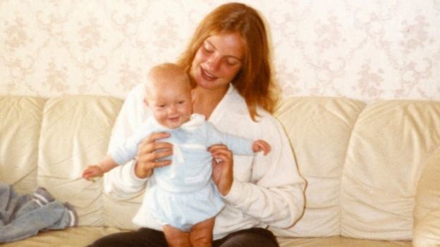 Imagem de Astrid Holleeder em 1983 com sobrinha Francis