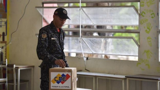 Militar votando