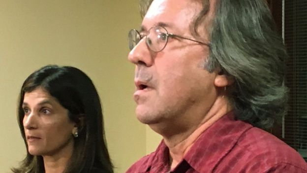 Drew Gattine en una conferencia junto a la diputada Sara Gideon.