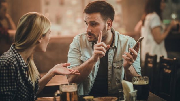 Casal em um restaurante