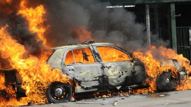 Carro bomba en llamas.