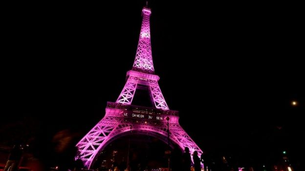 La torre Eiffel iluminada de rosa
