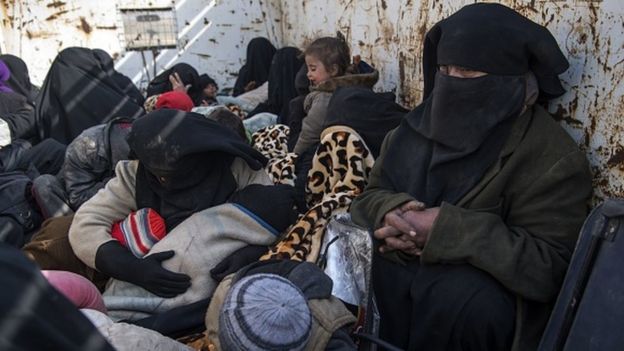 SDG'nin Baghuz'da gözaltına aldığı IŞİD'li kadınlar, çocuklarıyla birlikte cezaevine götürülüyor.