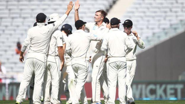 டிம் செளத்தியை வாழ்த்தும் சக வீரர்கள்