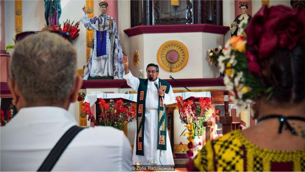 padre em missa
