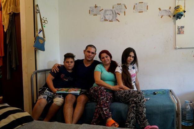 Roberto Luis Beltrán, Tania Pérez Mederos y su familia en su habitación en Adasevci, Serbia.