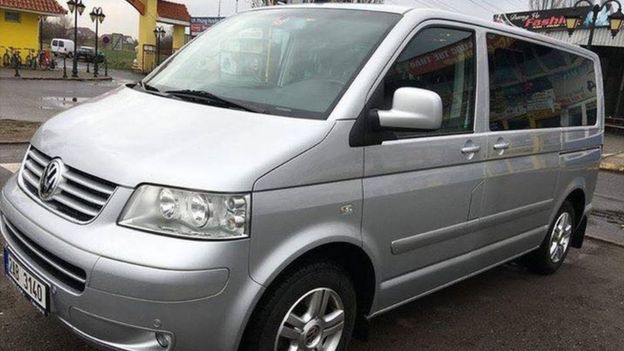 Chiếc xe Multivan VW (Volkswagen) 7 chỗ mang biển số 2AB-3140 do ông Nguyễn Hải Long thuê từ ngày 20-24/7. Ảnh chụp xe đỗ trước cửa văn phòng Hieu Bui Travel, ngay trước cổng Trung tâm thương mại Sapa, thủ đô Prague, Cộng hòa Czech.