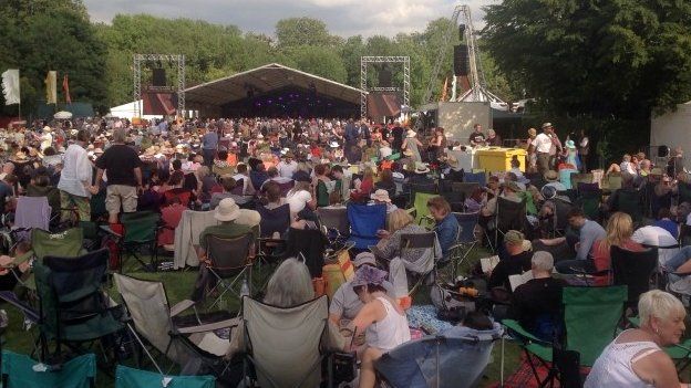 Cambridge Folk Festival attracts thousands of music fans - BBC News