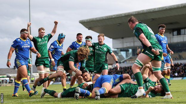 Eoghan Masterson scores Connacht's third try