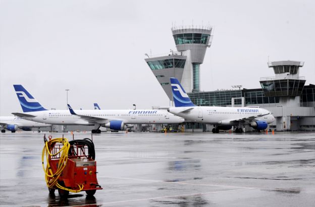 Aviones de Finnair estacionados en el aeropuerto de Helsinki