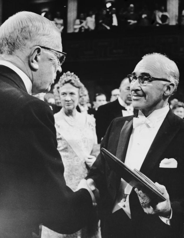 George Wald recebendo o Nobel