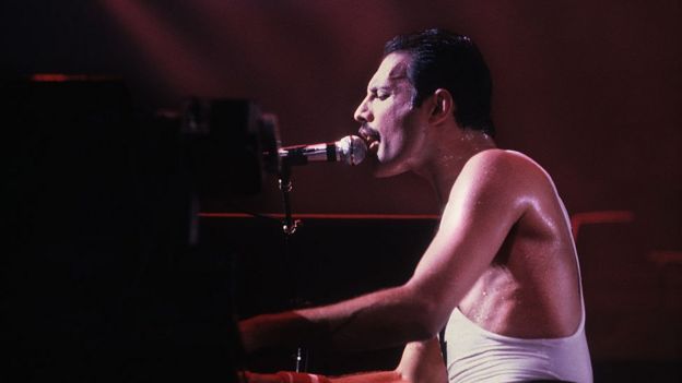 Freddie Mercury tocando el piano.