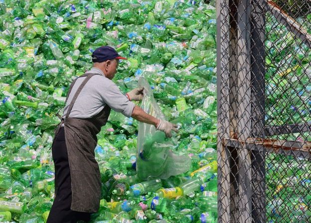 Un voluntario separa las botellas de plástico en una planta de reciclaje en Taipéi, Taiwán.