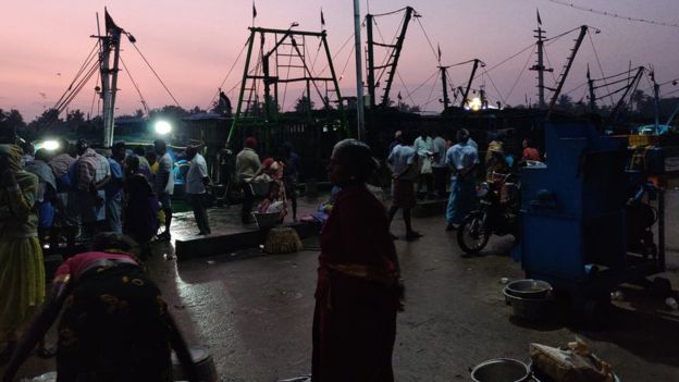 அதிகாலை லாஞ்சரிக்கு வந்த கப்பல்களில் இருந்து பலரும் மீன் வாங்குகின்றனர்.