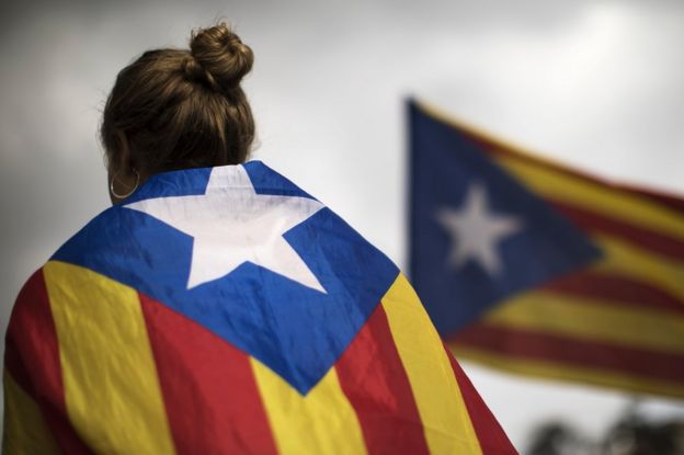 Katalan bayraklı bir kadın