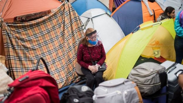 Durante una semana, más de 220 peruanos estuvieron alojando en carpa afuera del consulado de Perú en Santiago.