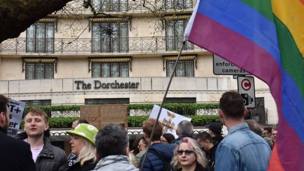 Manifestación frente al Hotel Dorchester