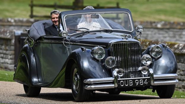 1951 Jaguar Mk V model arabası içinde gelin Pippa Middleton ve babası