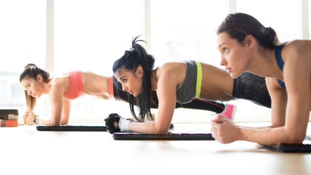 Mujeres haciendo abdominales.