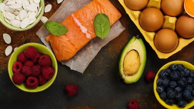 Comida saudável para o cérebro e boa memória: abacate, amêndoas, semente e peixe