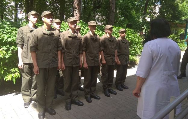 Soldados ucranianos fazem fila para serem vacinados