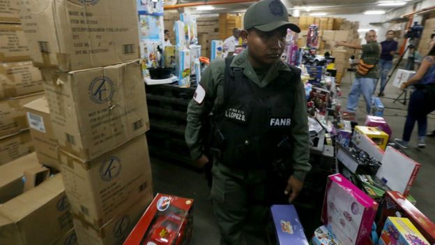 Un militar en el almacén de juguetes